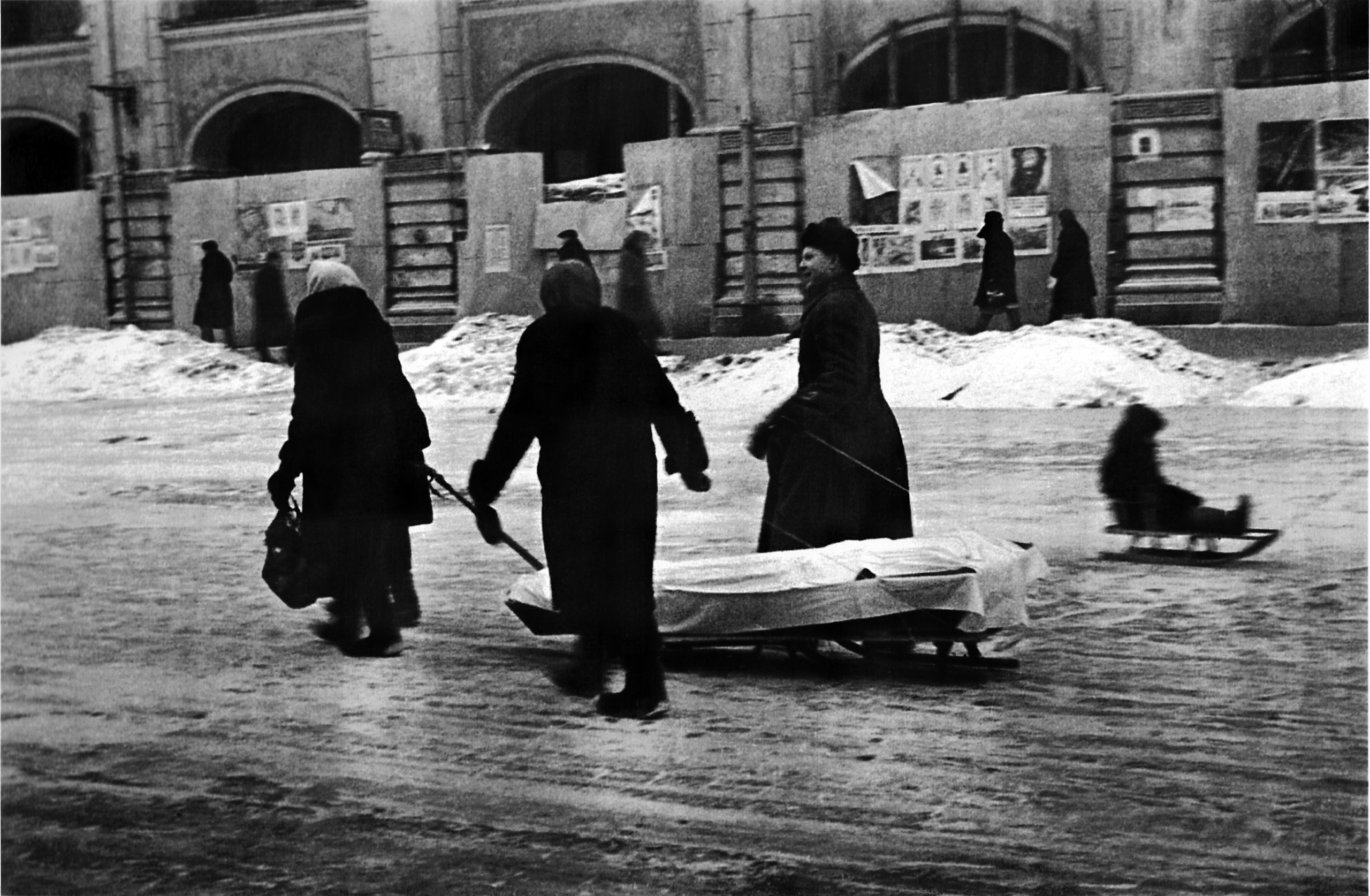 Блокада со стороны блокада. Блокадный Ленинград зима 1942.