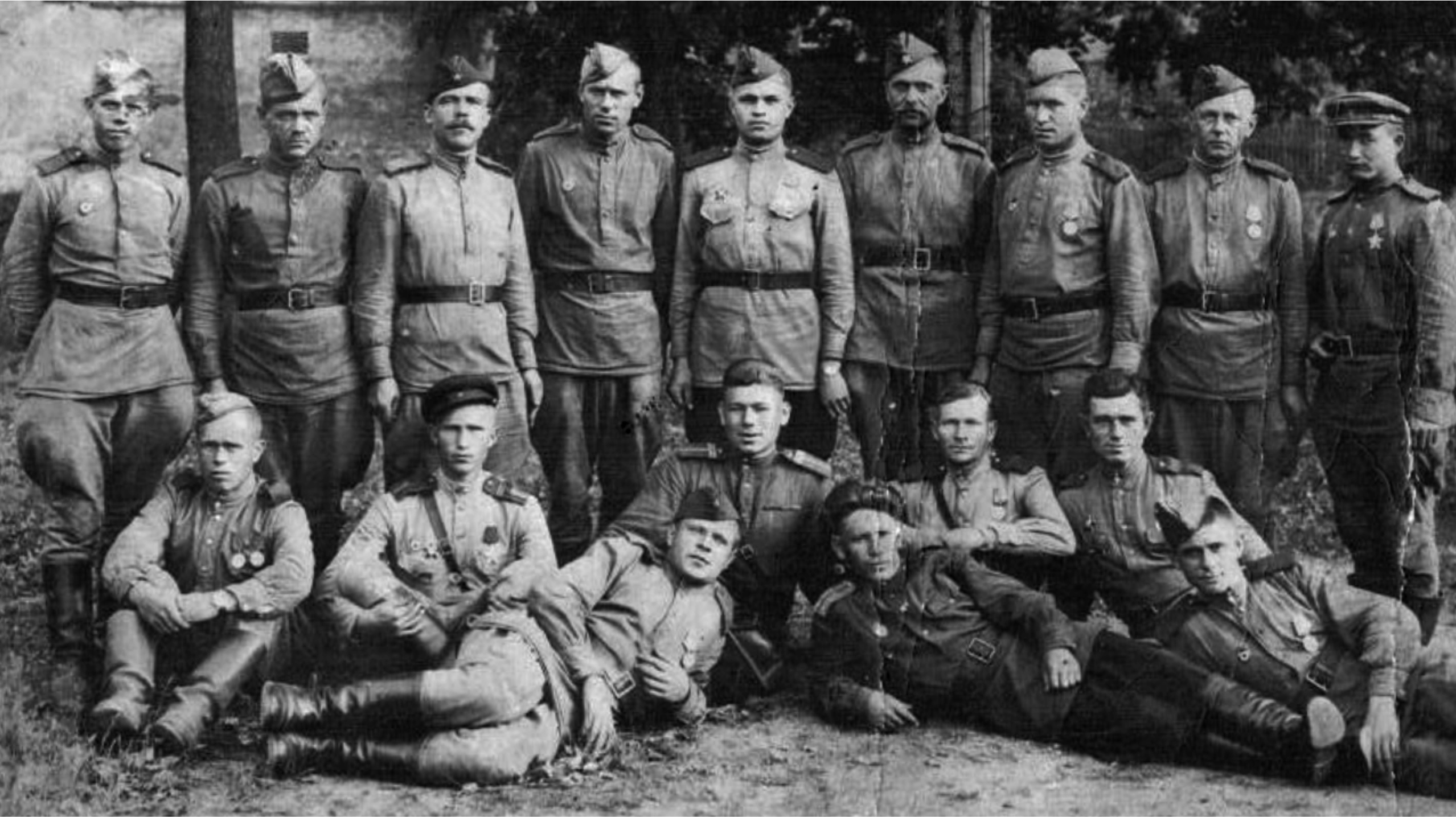 Ф.К. Кунусбаев с боевыми друзьями (слева направо 9-й, верхний ряд), июнь 1945 г.
