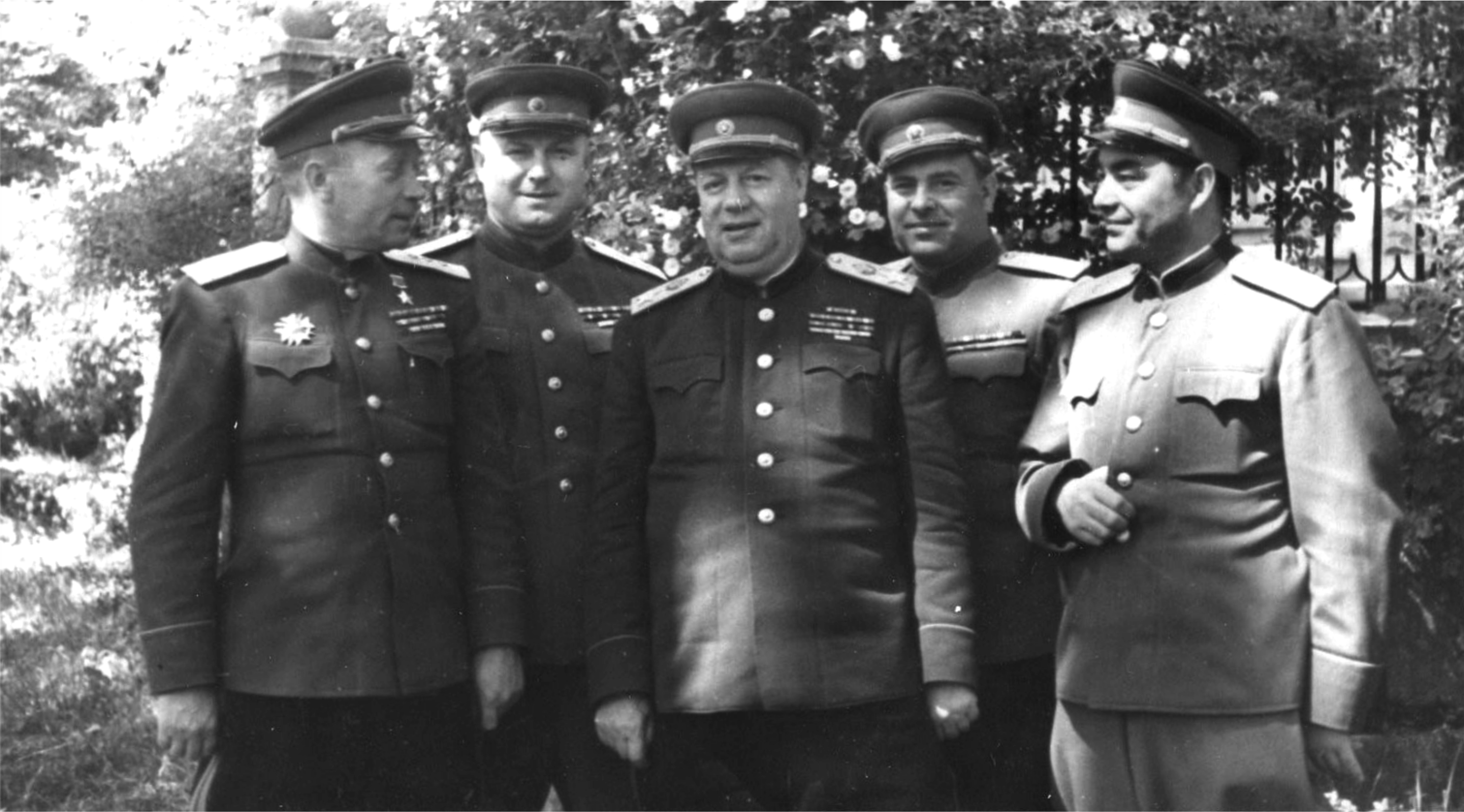 Члены военного совета 57 армии 3-го украинского фронта вместе с командующим фронтом маршалом Ф.И. Толбухиным. (Справа первый) генерал-майор Г.Ш. Галиев 1942-1943 гг.