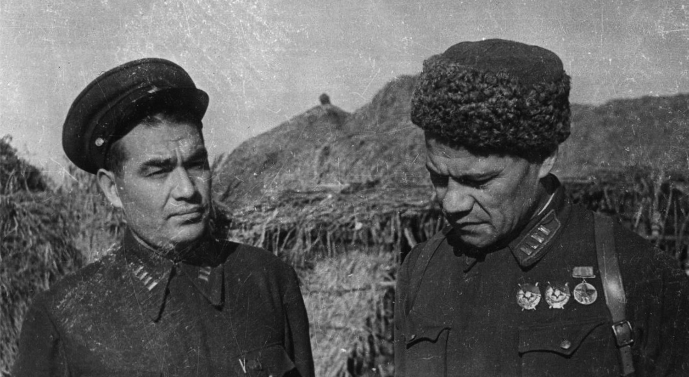 Генерал-майор М.М. Шаймуратов (справа), командир легендарной 112-й Башкирской кавалерийской дивизии и генерал-майор Г.Ш. Галиев, уроженец д. Большие Шады.1942-1943 гг.