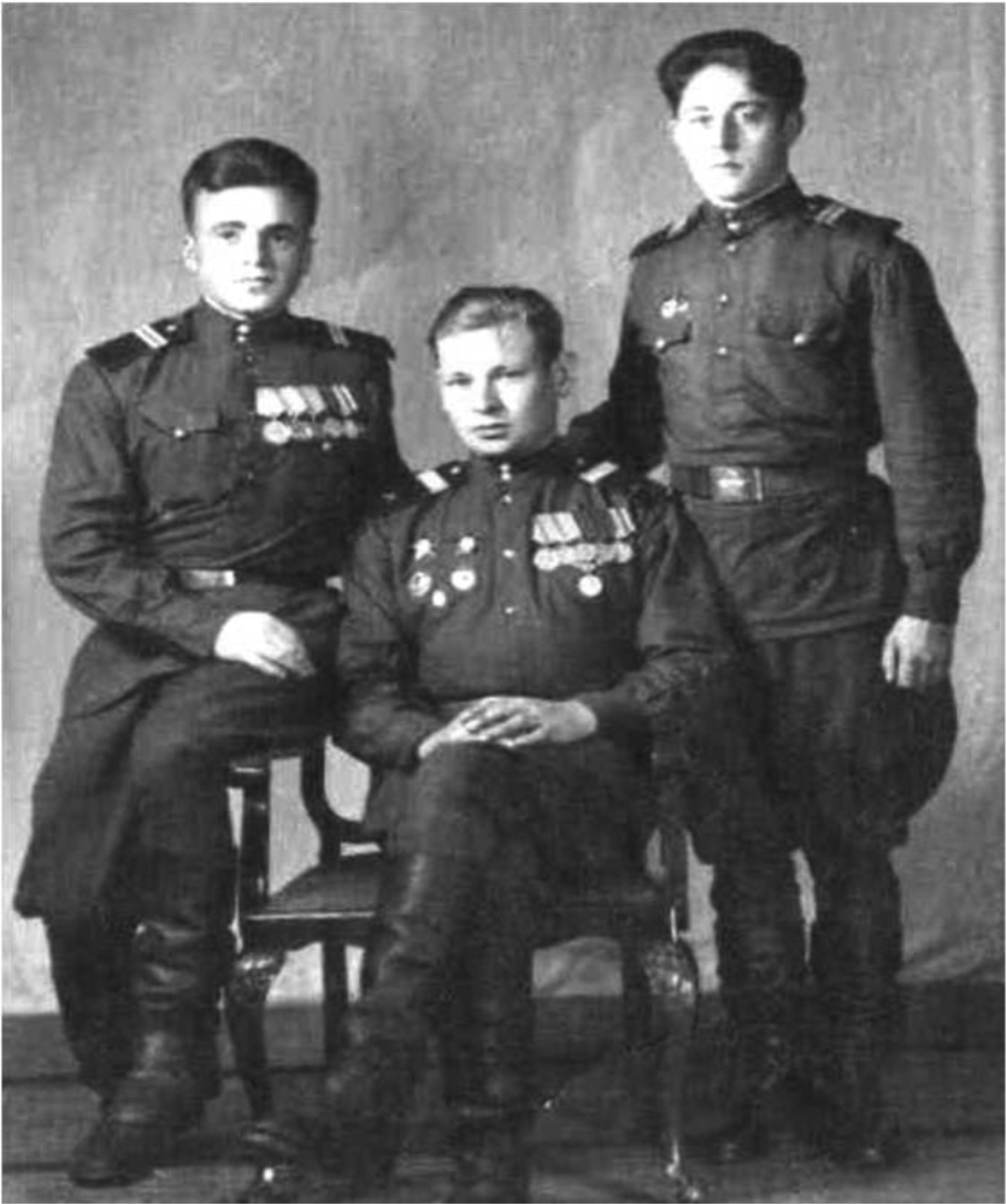 М.Г. Ишмеев (в центре) с боевыми товарищами, 1945 г.