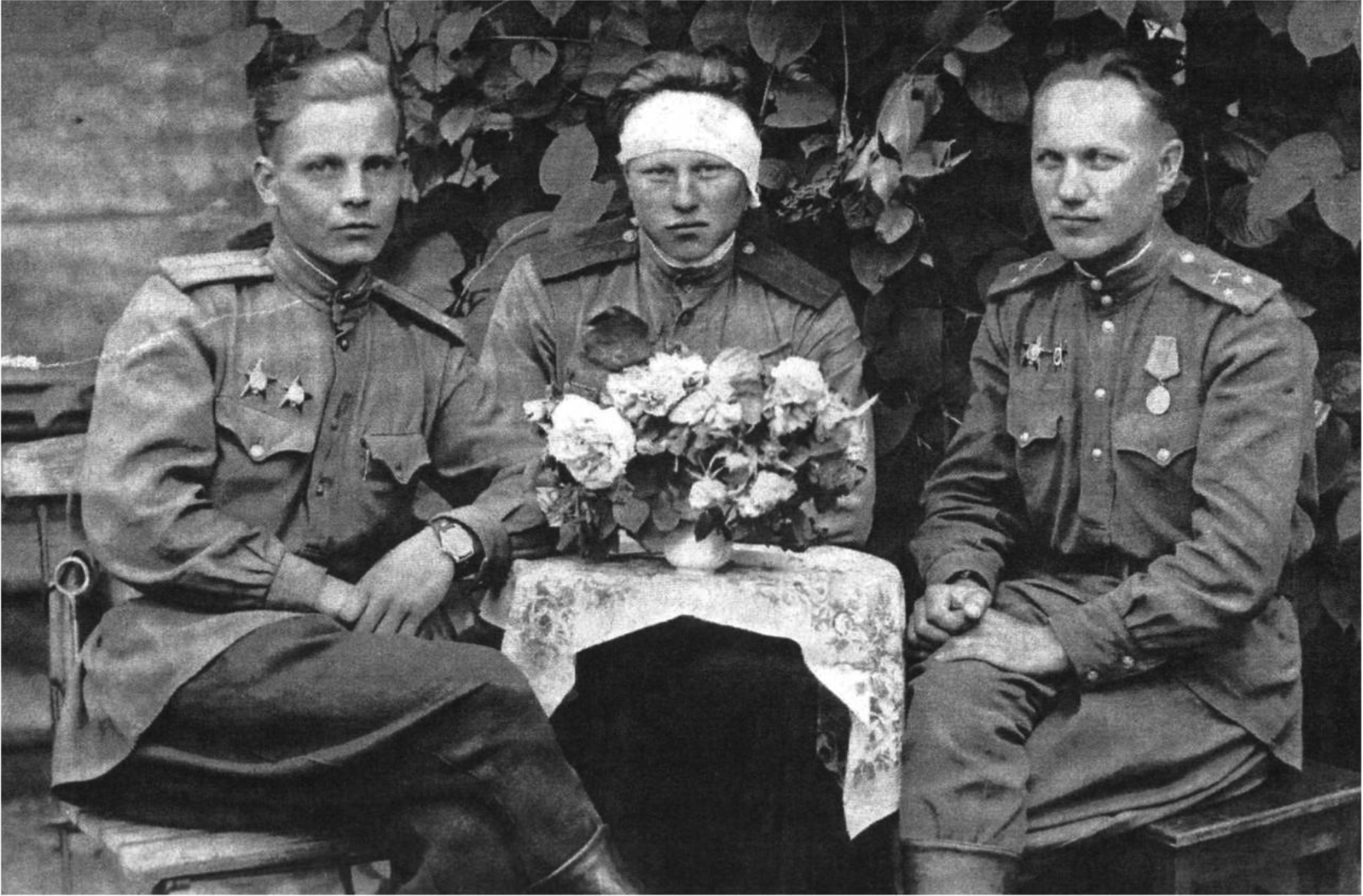 К.А. Сарычев (Слева второй), уроженец Туймазинского района, с боевыми товарищами.