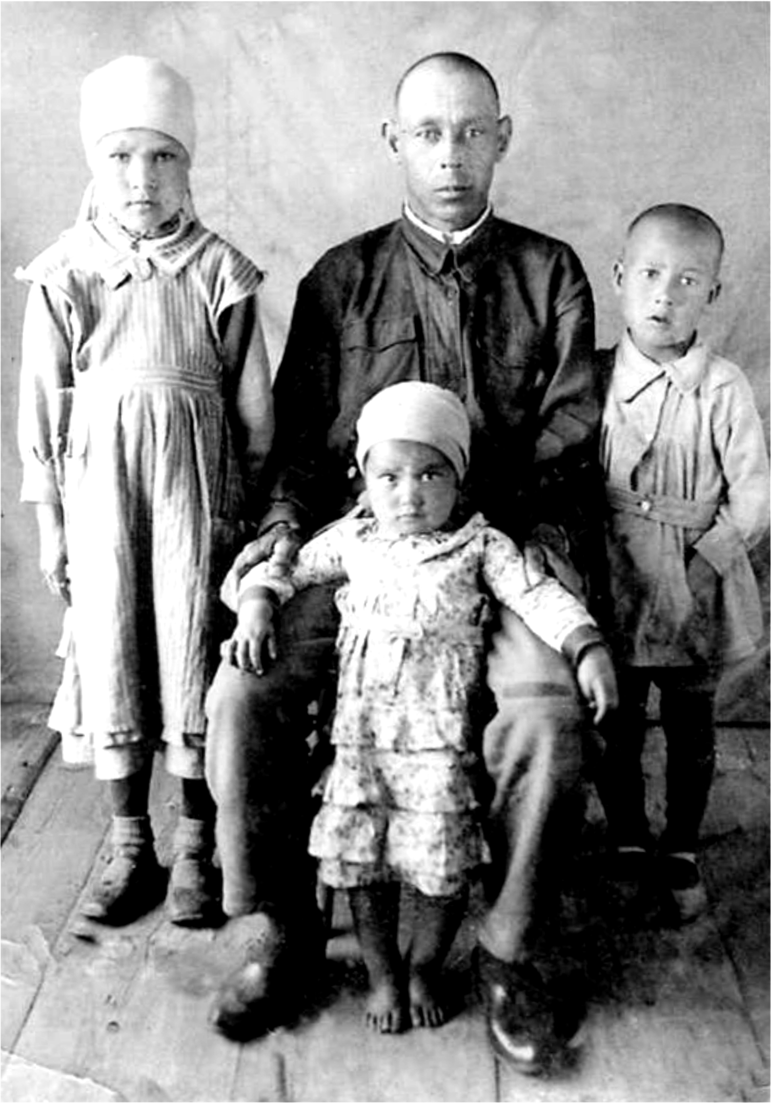 Ишмухамет Хажмухамедович с детьми, д. Абдулкасимово, 1942 г.