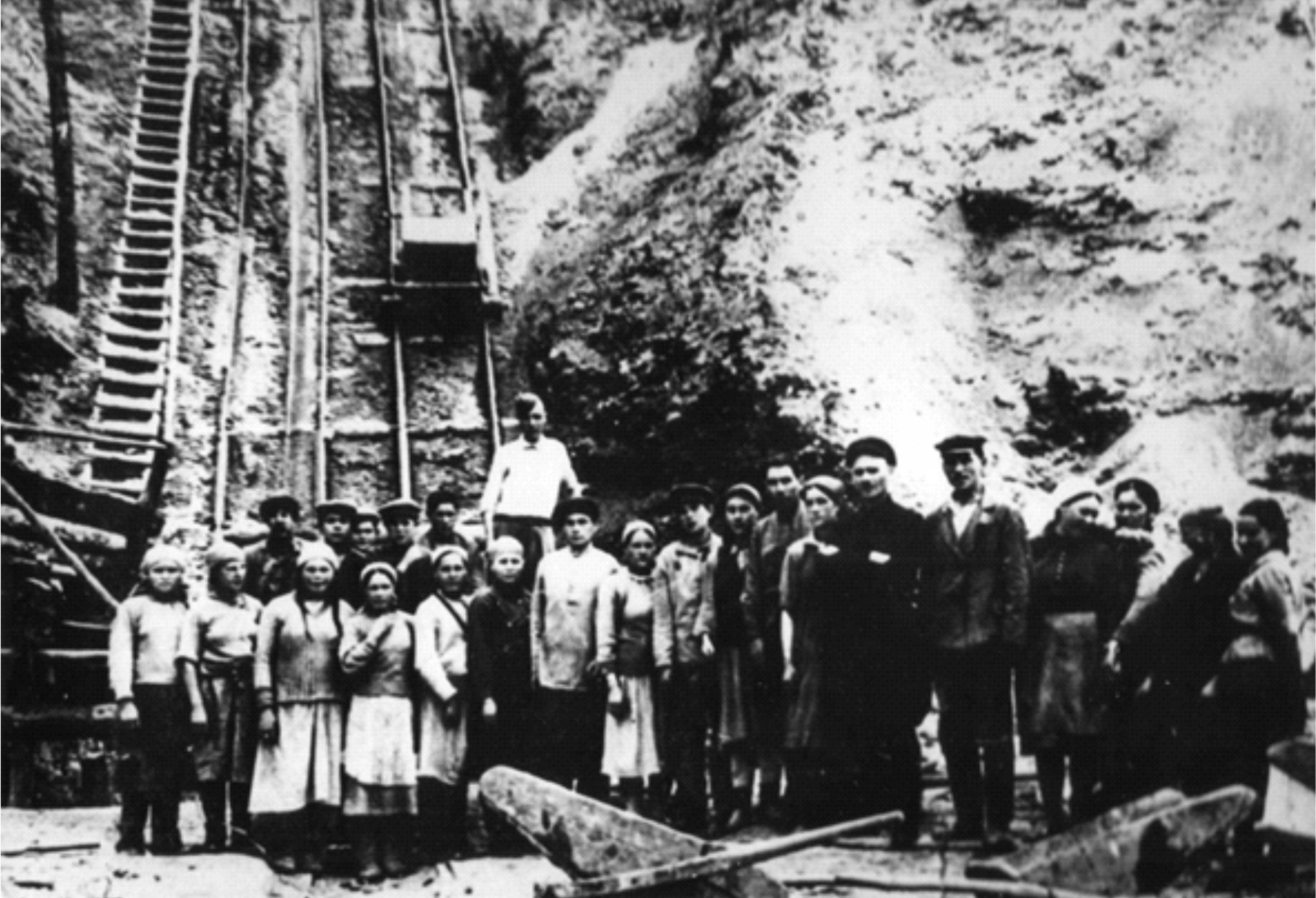 Дети и старатели за работой по добыче золота. Учалинский рудник треста «Башзолото», 1941-1945 гг.