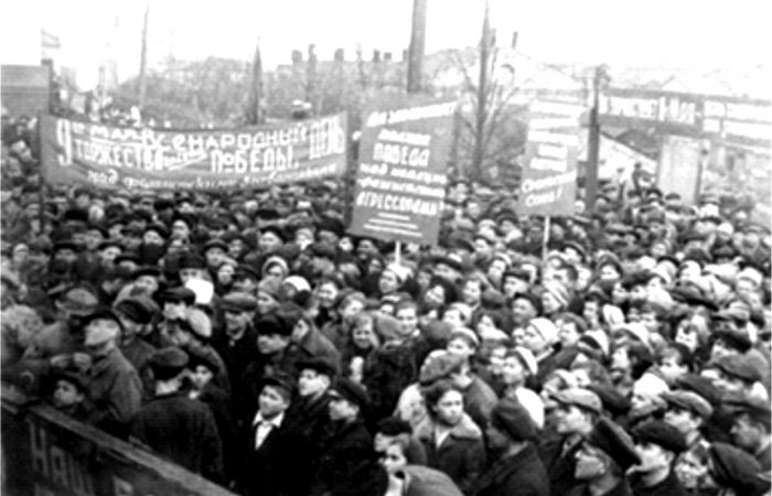 Митинг в честь Победы над Германией на Уфимском паровозоремонтном заводе, 9 мая 1945 г.