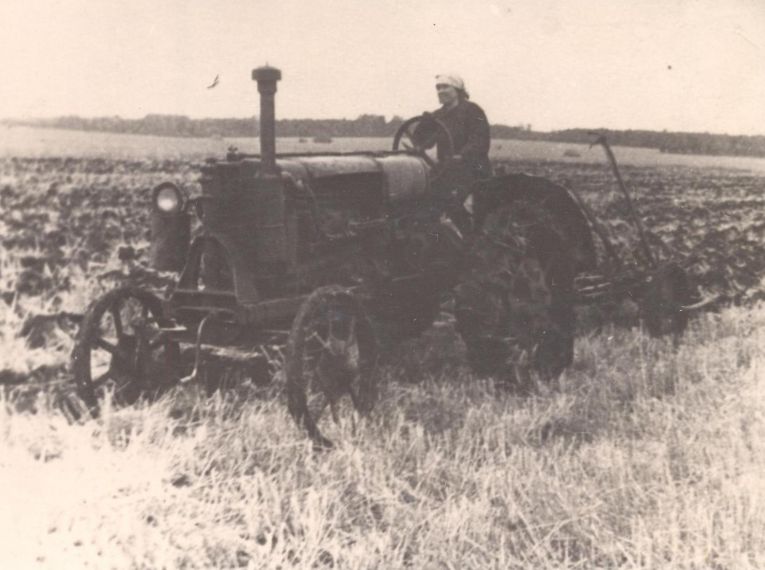 Зяблевая пахота в совхозе им. Цюрупы, 1944 г.