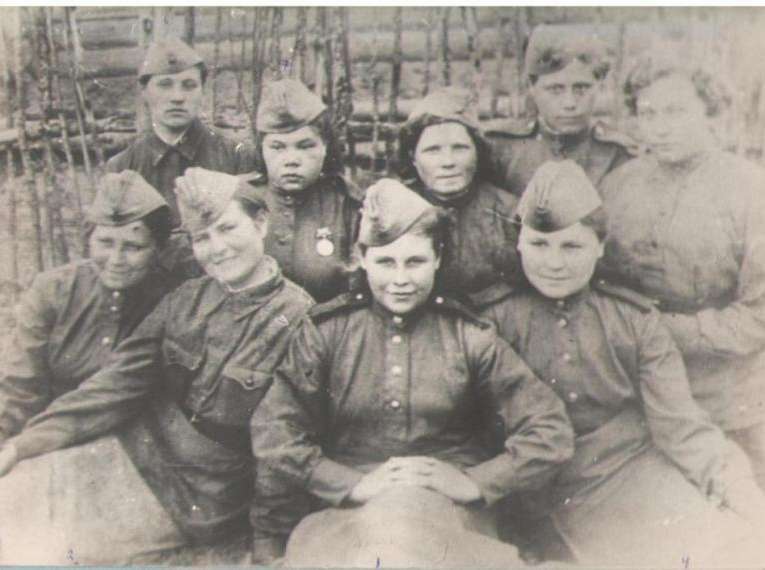 М.Ш. Сакаева (в центре), 1941-1945 гг