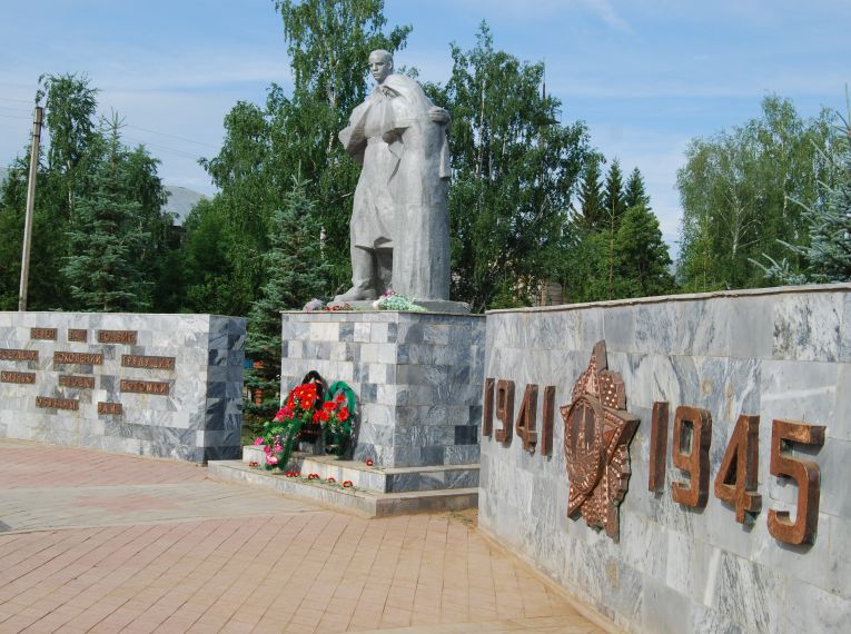 Памятник «Скорбящей матери» и мемориальный комплекс в честь воинов, погибших в годы Великой Отечественной войны 1941 - 1945 гг. и стена Героев Советского Союза, с. Шаран