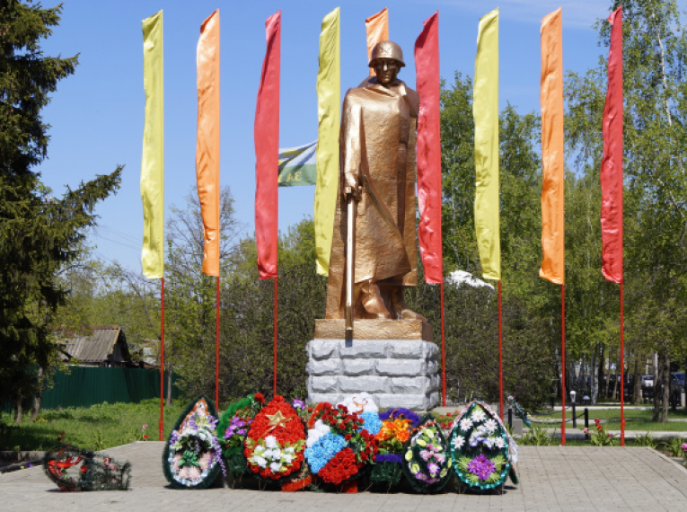 Памятник неизвестному солдату Давлеканово. Памятник не изаестному солдоту дпвлекпноао. Достопримечательности города Давлеканово. Мемориальный комплекс Давлеканово.