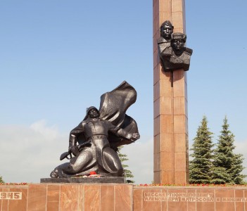 Памятник Александру Матросову и Минигали Губайдуллину