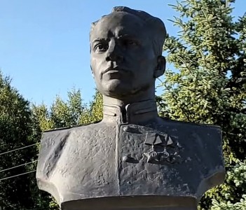 Бюст Полного кавалера ордена Славы Г.М.Подденежного