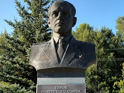 Бюст Героя Советского Союза В.Ф.Тарасенко