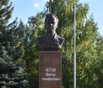 Бюст Полного кавалера ордена Славы  В.Н.Зотова